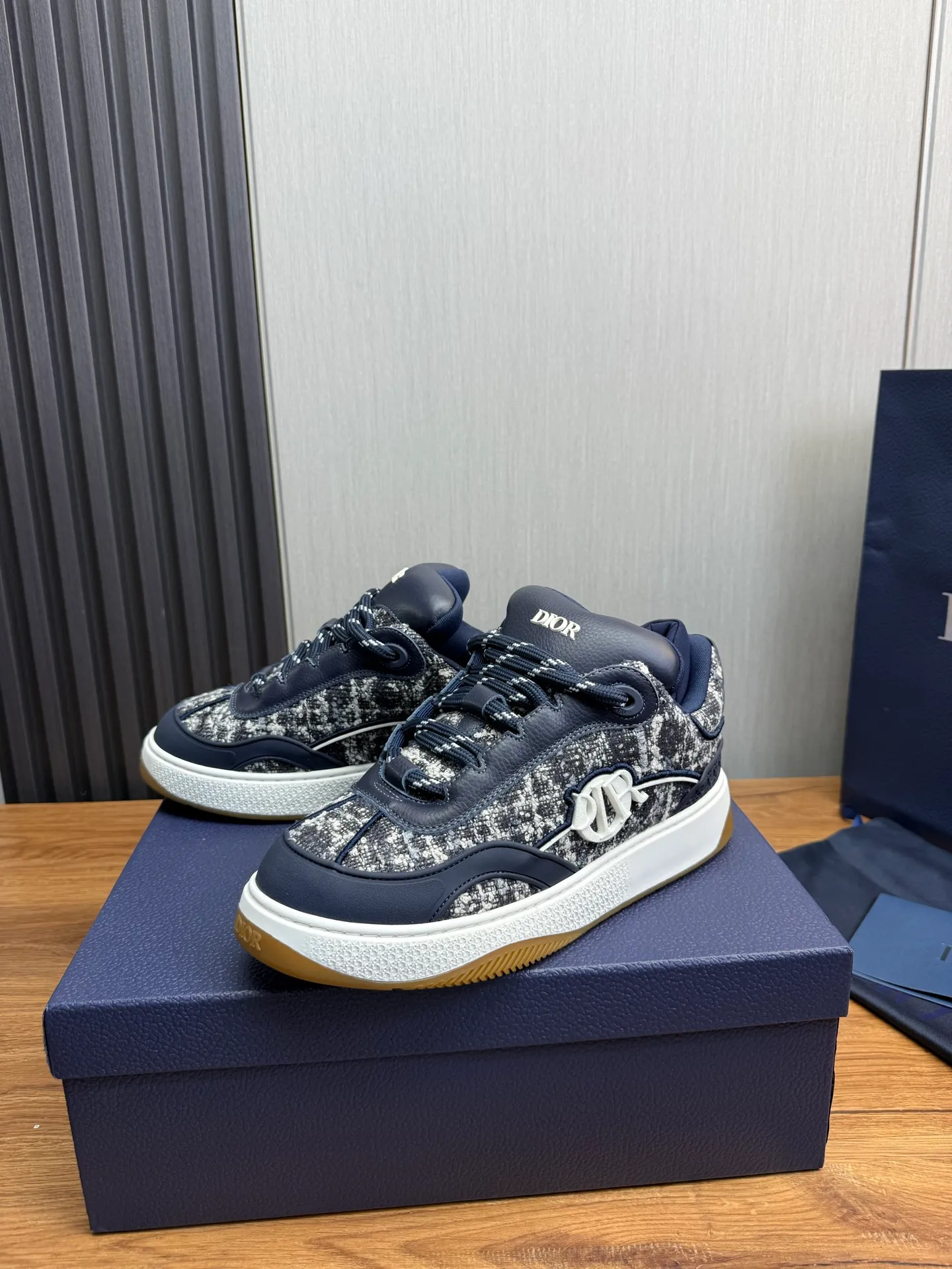 Men's shoes 💰800💰 Dior sneakers enrich the classic series with fashionable retro style. Carefully crafted, they can be paired with casual looks all year round. Dad Shoes style shoes that follow the trend of the retro market ▪️ Fabric: Original custom embroidered cowhide ▪️ Lining: Imported breathable mesh ▪️ Sole: Original molded non-slip outsole ▪️ Size: 38-45 (45 is custom-made and cannot be returned)